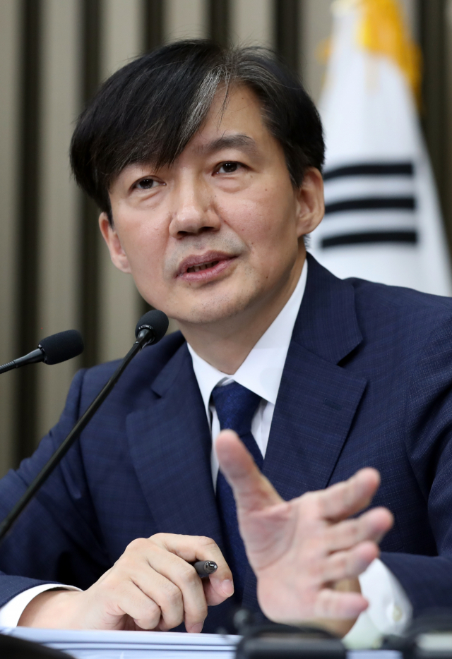 조국 법무부 장관 후보자가 2일 오후 국회에서 열린 기자간담회에서 취재진 질문에 답변하고 있다. 연합뉴스