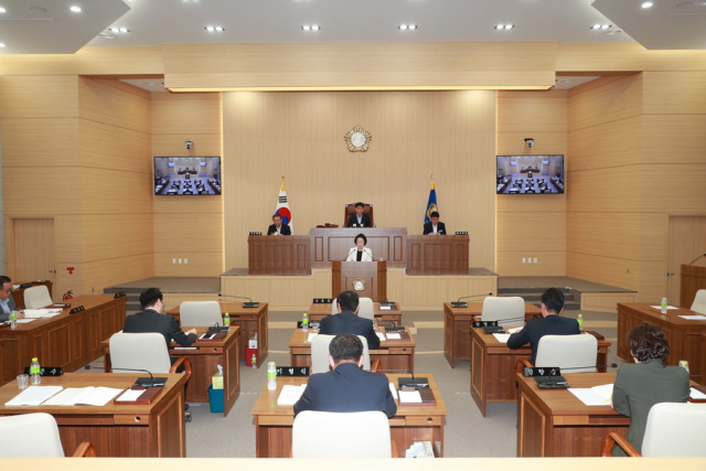 제230회 예천군의회 임시회 제2차 본회의가 열린 지난달 30일 예천군의회의 본회의장 회의 모습. 예천군의회 제공
