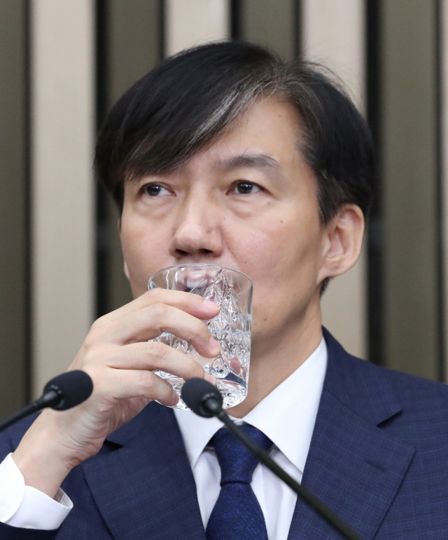 조국 법무부 장관 후보자가 2일 오후 국회에서 열린 기자간담회 도중 물을 마시고 있다. 연합뉴스