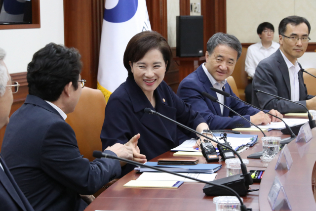 유은혜 사회부총리 겸 교육부 장관이 30일 오전 정부서울청사에서 열린 사회관계장관회의에 참석해 대화하고 있다. 연합뉴스