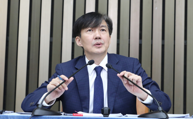 조국 법무부 장관 후보자가 2일 오후 국회에서 저녁 식사를 마치고 다시 시작된 기자간담회에서 취재진의 질문에 답변하고 있다. 연합뉴스