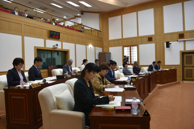 경산시의회가 2일부터 10일까지 제212회 임시회를 열어 제2회 추가경정예산안과 조례안 등을 심사 의결한다. 사진은 2일 제1차 본회의 장면. 경산시의회 제공