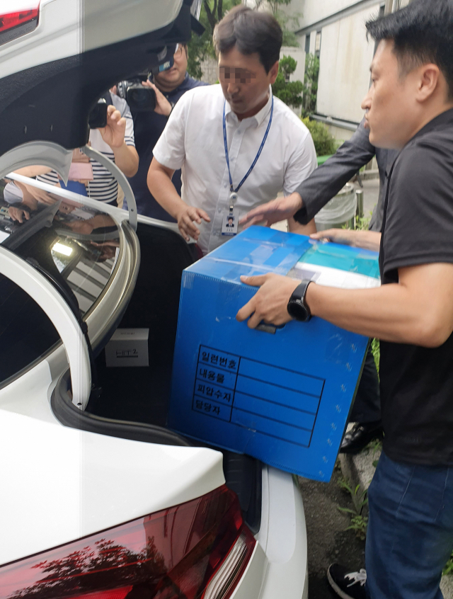 27일 오후 충남 단국대학교 천안병원 연구동 압수수색을 마친 검찰 관계자들이 압수물이 담긴 박스를 차량에 싣고 있다. 서울중앙지검 특수2부는 이날 조국 법무부 장관 후보자 딸 조모 씨가 단국대 의과학연구소 연구논문에 참여해 제1저자로 등재된 것과 관련해 장영표 교수의 연구실적 자료 등을 압수했다. 연합뉴스