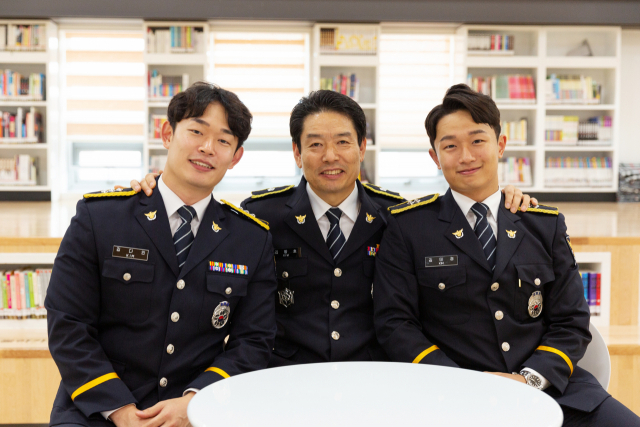 경찰 3부자(父子) 가족인 김다인(형·왼쪽), 김창호(아버지), 김태경(동생) 씨가 한자리에 모여 미소짓고 있다. 계명문화대 제공