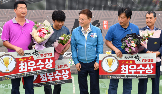 경북한우경진대회 수상자들이 이철우 경상북도지사와 기념촬영을 하고 있다. 경북도 제공
