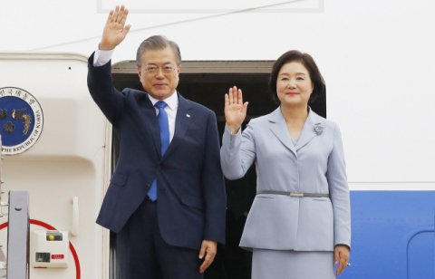 문재인 대통령과 부인 김정숙 여사가 3일 오전 (현지시간) 동남아 3개국 순방 두 번째 국가인 미얀마 수도 네피도 국제공항에 도착, 손을 들어 인사하고 있다. 자료사진 연합뉴스