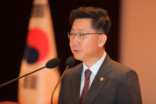 김현수 농림축산식품부 장관이 3일 오후 정부세종청사에서 열린 취임식에서 취임사를 하고 있다. 농식품부 제공