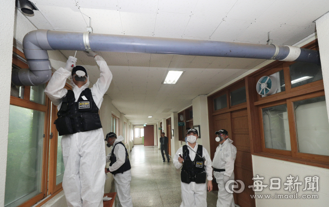 지난 9월 대구 경상여고에서 유해 가스 누출 원인을 찾고 있는 과학수사대가 과학실에서 밖으로 연결된 환기시설을 조사하고 있다. 매일신문 DB.