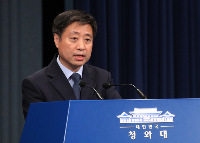 윤도한 청와대 국민소통수석이 3일 오후 서울 춘추관 대브리핑룸에서 인사청문 경과보고서와 관련해 브리핑을 하고 있다.