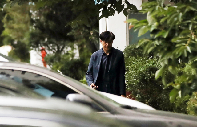 조국 법무부 장관 후보자가 3일 오후 서울 서초구 방배동 자택에서 나와 외출하고 있다. 연합뉴스