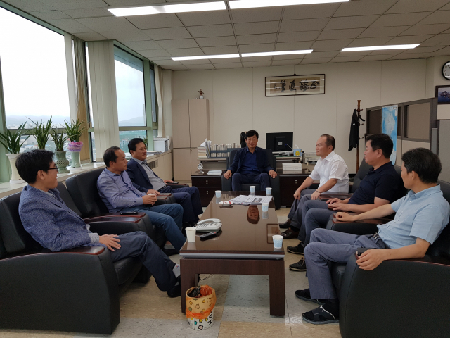 4일 경북 포항 남구 대도동 매일신문 동부지역본부에서 포항 지역 독자자문위원들이 정기 회의를 진행하고 있다. 배형욱 기자