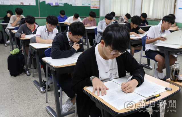 지난 4일 2020학년도 대학수학능력시험 9월 모의평가를 치르고 있는 대구 경신고 3학년 학생들 모습. 매일신문 DB