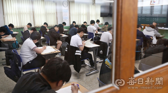 24일 치러질 계획이던 서울시교육청 주관 전국연합학력평가가 사실상 취소됐다. 지난해 9월 수능시험 모의평가를 치르고 있는 대구 경신고 3학년 학생들 모습. 매일신문 DB