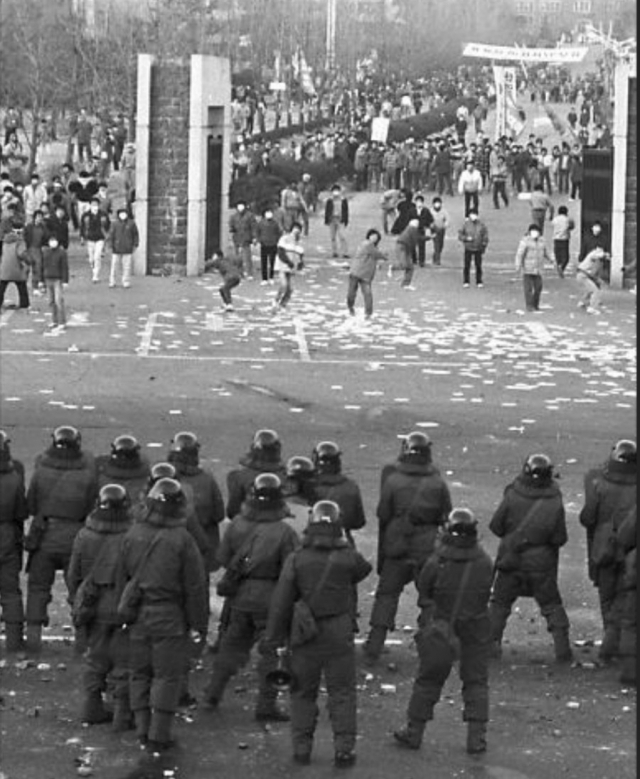 대학생들이 1980년대에 민주화를 위해 데모를 하고 있는 모습.