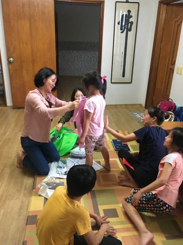 거창군 가조면사무소 직원들이 한성에프앤씨 김환관 대표로부터 기탁받은 의류를 전달하고 있다. 거창 가조면사무소 제공