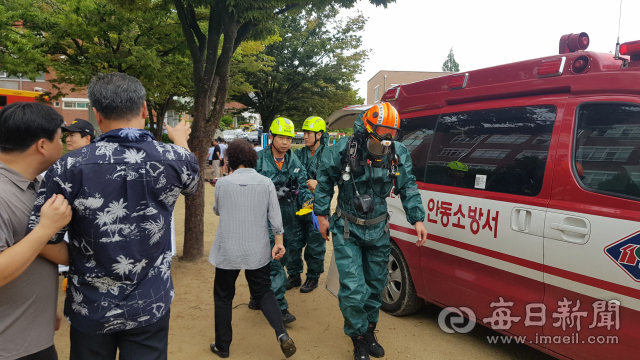 4일 포르말린 누출사고가 난 안동의 한 중학교에서 화학물질제거반원들이 사고 수습에 나섰다. 안동소방서 제공