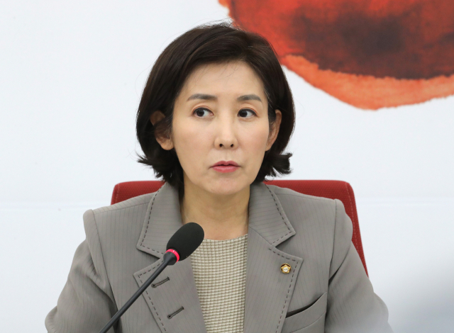 자유한국당 나경원 원내대표가 4일 오후 국회 원내대표실에서 조국 법무부 장관 후보자 인사청문회와 관련한 기자회견을 하고 있다. 연합뉴스