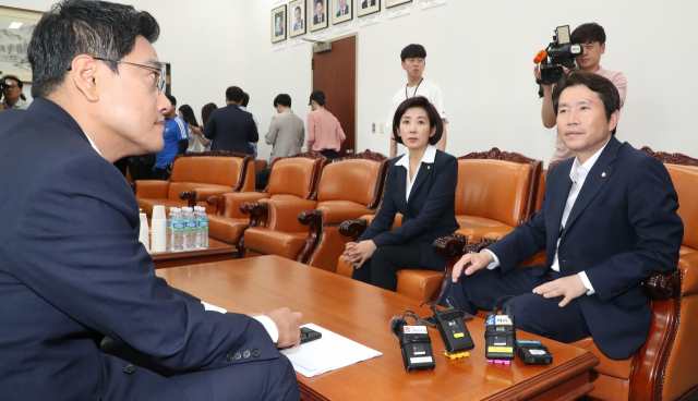 여야 교섭단체 원내대표. 왼쪽부터 바른미래당 오신환 . 자유한국당 나경원, 더불어민주당 이인영 원내대표. 자료사진 연합뉴스