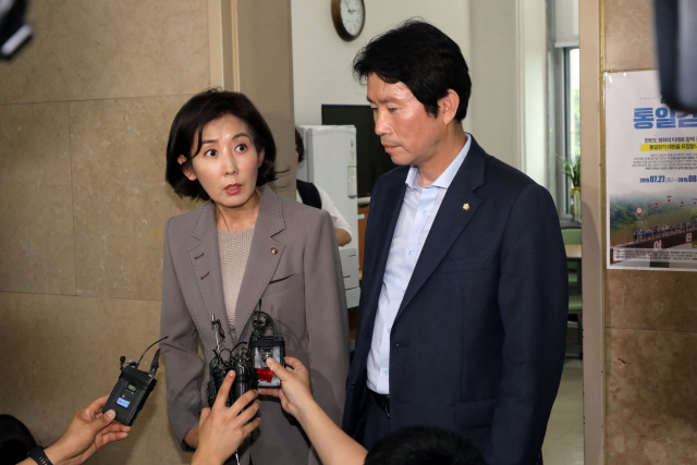 더불어민주당 이인영 원내대표와 자유한국당 나경원 원내대표가 4일 여의도 국회에서 조국 법무부 장관 인사청문회 합의사항에 대해 발표하고 있다. 연합뉴스