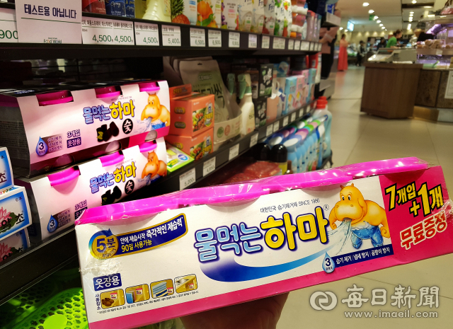 대구 한 백화점 지하1층 생활용품 매장에 가습기 살균제 제조업체인 옥시가 만든 습기제거제 