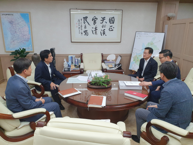 최기문(오른쪽 세번째) 영천시장이 지난 3일 최영조(왼쪽 두번째) 경산시장을 만나 광역교통 무료 환승 시행 협조에 감사의 뜻을 전하고, 대구도시철도 1호선 영천 연장 등 두 지자체간 상생발전을 위한 주요 현안사업들의 적극적 협력을 요청하고 있다. 영천시 제공