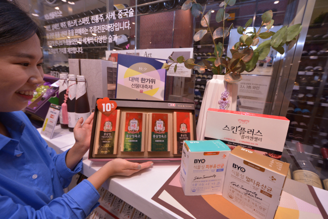 대구백화점은 지난달 30일부터 선물상품 매장을 꾸리고 본격적인 추석 선물 판매에 돌입했다. 대구백화점 프라자점 추석 선물 코너에 마련된 홍삼, 프로바이오틱스, 이너뷰티 등 다양한 건강기능식품. 대구백화점 제공