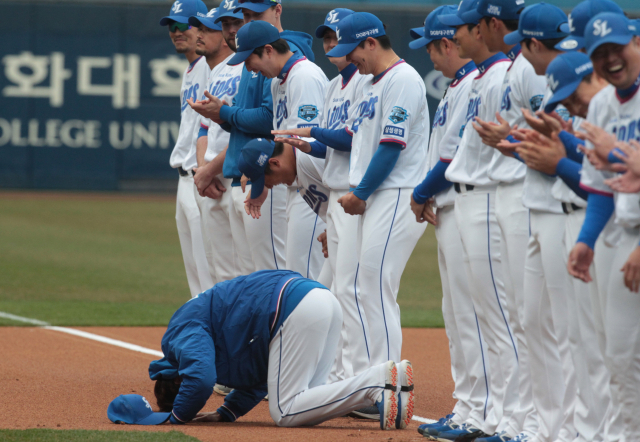 지난 3월 29일 대구삼성라이온즈파크에서 열린 2019 KBO리그 삼성 라이온즈와 두산 베어스의 홈 개막전에서 삼성 선수들이 관중석을 향해 인사하고 있다. 삼성 라이온즈 제공