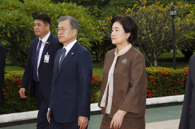 라오스를 국빈방문 중인 문재인 대통령과 부인 김정숙 여사가 5일 오후(현지시간) 라오스 수도 비엔티안 시내 무명용사탑을 방문하고 있다. 