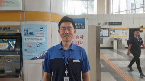 대구도시철도공사 직원들이 의식불명에 빠진 승객을 심폐소생술로 살려냈다. 지난 3일 역무원 박효신(38) 씨가 심폐소생술을 하는 모습. 대구도시철도공사 제공.