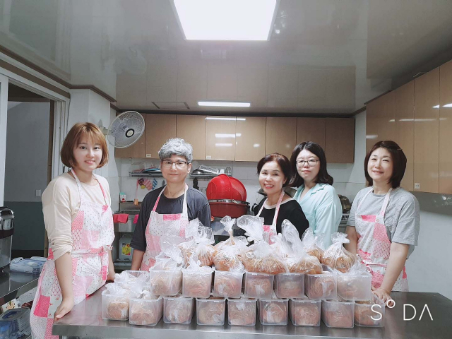 맑고향기롭게 대구모임 회원들이 이웃에 지원할 밑반찬 도시락을 만든 뒤 포즈를 취했다.