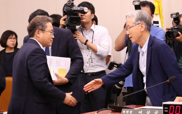 5일 국회에서 열린 법제사법위원회 전체회의에서 여상규 위원장(오른쪽)이 조국 법무부 장관 후보자 인사청문회 실시계획서를 채택한 뒤 더불어민주당 간사인 송기헌 의원과 악수하고 있다. 연합뉴스