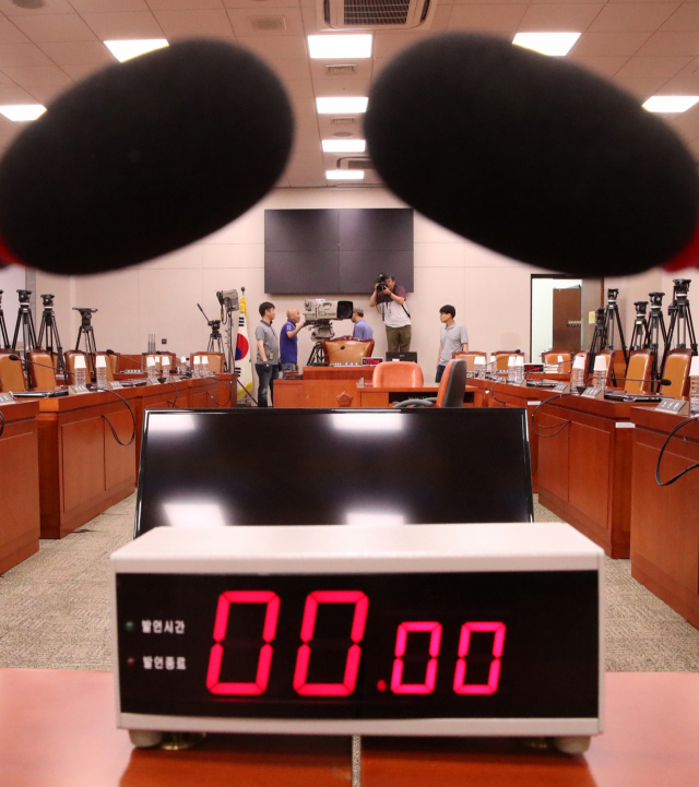 조국 법무부 장관 후보자 인사청문회를 하루 앞둔 5일 오후 국회에서 방송사 관계자들이 중계 준비를 하고 있다. 연합뉴스