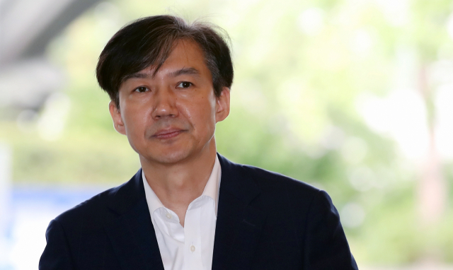조국 법무부 장관 후보자가 국회 인사청문회를 하루 앞둔 5일 오전 서울 종로구 적선현대빌딩에 마련된 인사청문회 준비단 사무실로 출근하고 있다. 연합뉴스