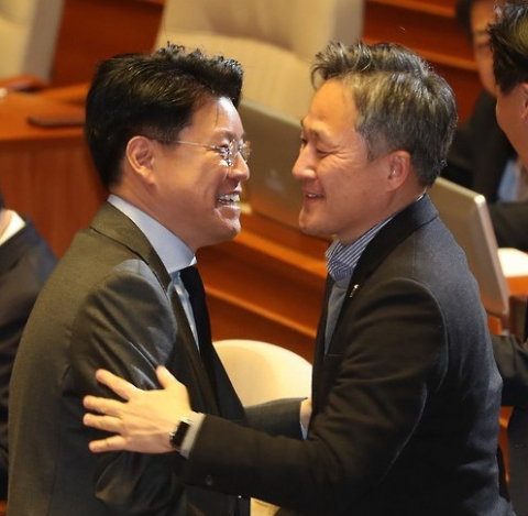 이런 장면은 6일 조국 청문회에서는 못 볼 듯 하다. 장제원 자유한국당 의원(왼쪽)과 표창원 더불어민주당 의원. 연합뉴스