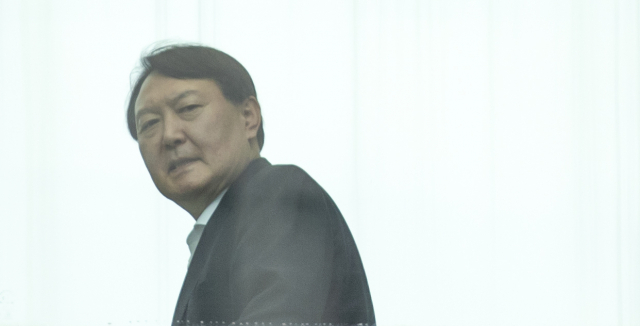윤석열 검찰총장이 조국 청문회 전날인 5일 오후 점심 식사를 위해 서울 서초구 대검찰청 구내식당으로 향하며 밖에서 대기 중인 취재진 쪽을 바라보고 있다. 연합뉴스