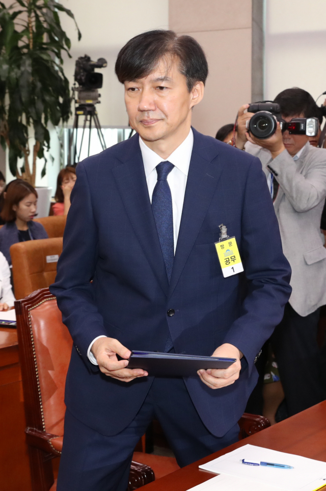 조국 법무부 장관 후보자가 6일 오전 열린 국회 법사위 인사청문회에서 선서를 하기 위해 단상으로 이동하고 있다. 연합뉴스