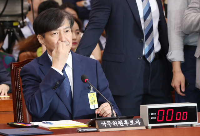 조국 법무부 장관 후보자가 6일 오전 열린 국회 법사위 인사청문회에 참석, 생각에 잠겨 있다. 연합뉴스