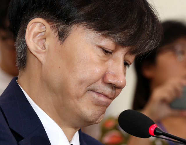 조국 법무부 장관 후보자가 6일 오전 열린 국회 법사위 인사청문회에서 의원들의 질문을 듣고 있다. 연합뉴스