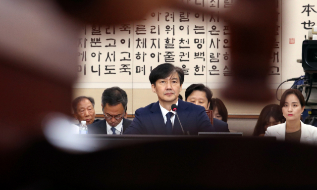조국 법무부 장관 후보자가 6일 오후 속개된 국회 법제사법위원회 인사청문회에 자리하고 있다. 연합뉴스