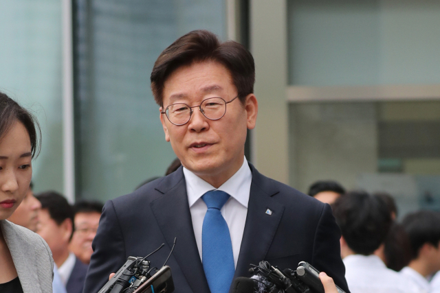 직권남용과 선거법 위반 혐의로 재판에 넘겨져 1심에서 4가지 혐의에 대해 모두 무죄를 선고받은 이재명 경기지사가 6일 오후 경기도 수원시 영통구 수원고등법원에서 열린 항소심 선고공판 출석에 앞서 취재진들의 질문에 답하고 있다. 연합뉴스