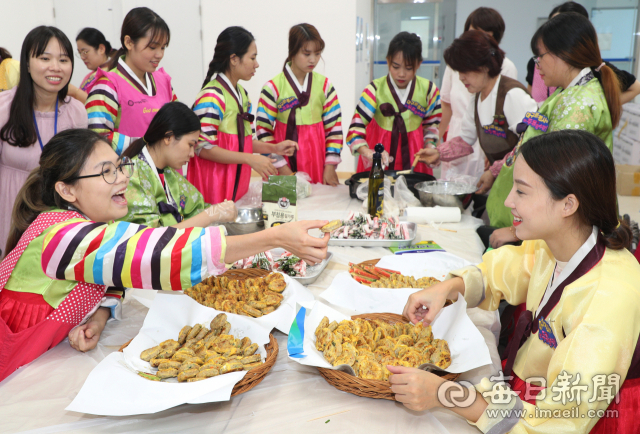 추석을 앞두고 6일 대구 달서구건강가정·다문화가족지원센터에서 외국인 주민들을 대상으로 명절음식 만들기 및 전통놀이를 체험해 보는 