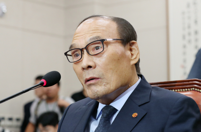 김형갑 웅동학원 이사가 6일 오전 국회 법사위 회의실에서 열린 조국 법무부 장관 후보자 인사청문회에 증인으로 출석, 질의에 답하고 있다. 김 이사는 이날 청문회에 유일한 증인으로 출석했다. 연합뉴스
