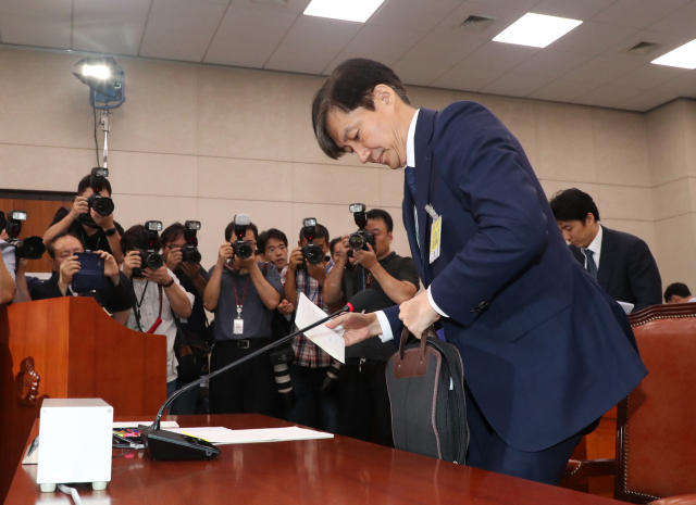 조국 법무부 장관 후보자가 6일 오후 속개된 국회 법제사법위원회 인사청문회에서 휴식을 취하기 위해 청문회장을 나서고 있다. 연합뉴스