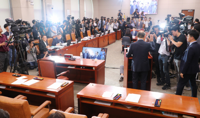 6일 오후 계속된 조국 법무부 장관 후보자 인사청문회에 증인 중에 유일하게 출석한 김형갑 이사가 선서하고 있다. 조국 후보자와 법무부 인사청문준비단은 청문회장에서 일시 퇴장해 준비단 자리가 비어 있다. 연합뉴스