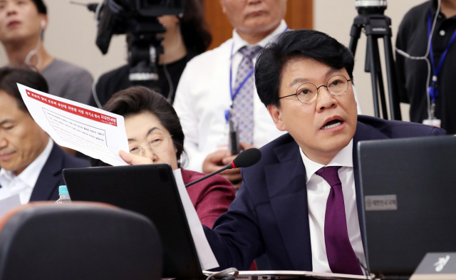 자유한국당 장제원 의원이 6일 오후 속개된 국회 법제사법위원회 인사청문회에서 조국 법무부 장관 후보자에게 질의하고 있다. 연합뉴스