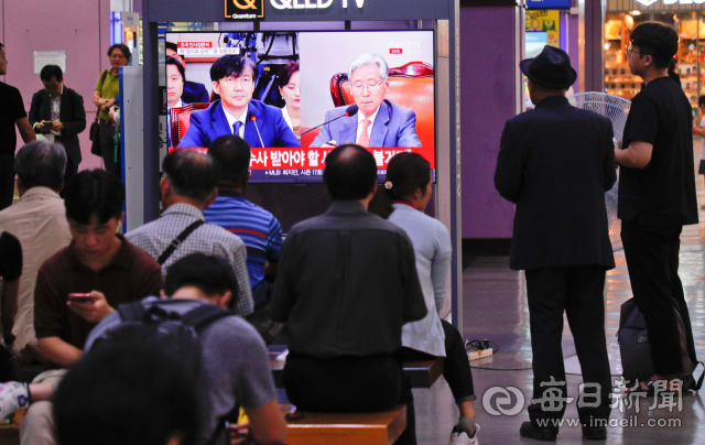 6일 동대구역 대합실에서 시민들이 조국 법무부장관 후보자 인사청문회를 시청하고 있다. 우태욱 기자 woo@imaeil.com
