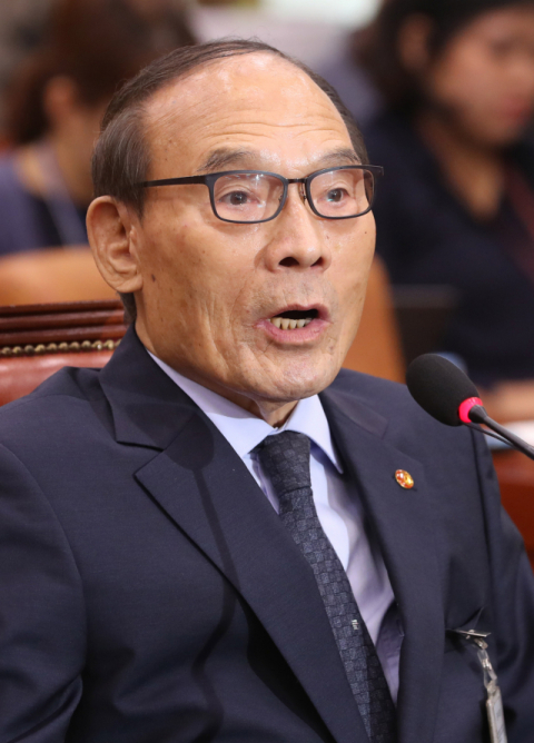 김형갑 웅동학원 이사가 6일 오후 조국 법무부 장관 인사청문회에 증인으로 출석해 질의에 답변하고 있다. 김 이사는 이날 청문회에 유일한 증인으로 출석했다. 연합뉴스