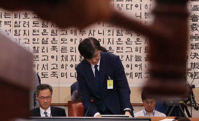 6일 오후 국회 법사위 회의실에서 열린 조국 법무부 장관 후보자 인사청문회에서 여상규 위원장이 저녁식사를 이유로 정회를 선포하자 조국 후보자가 좌석에서 일어서고 있다. 연합뉴스
