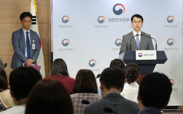최원호 과학기술정보통신부 거대공공연구정책관(오른쪽)과 김성규 원자력안전위원회 방사선방재국장이 5일 정부서울청사 브리핑실에서 국제원자력기구(IAEA)에 후쿠시마 원전 오염수 처리와 관련해 협조를 요청하는 서한문 발송을 시작으로 IAEA 국제공조 체제 구축을 위한 활동에 착수한다고 밝히고 있다. 연합뉴스