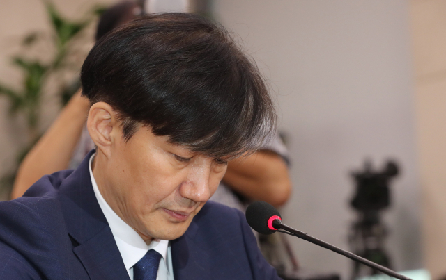 조국 법무부 장관 후보자가 6일 오후 계속된 인사청문회에서 질의를 듣고 있다. 연합뉴스